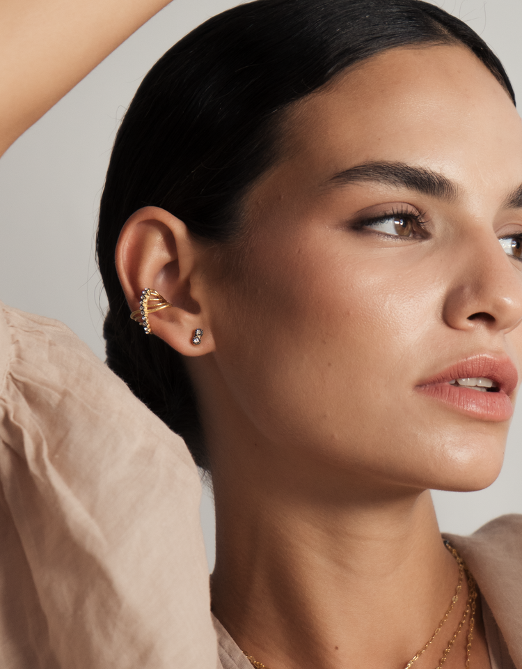 Modelo con joyas doradas